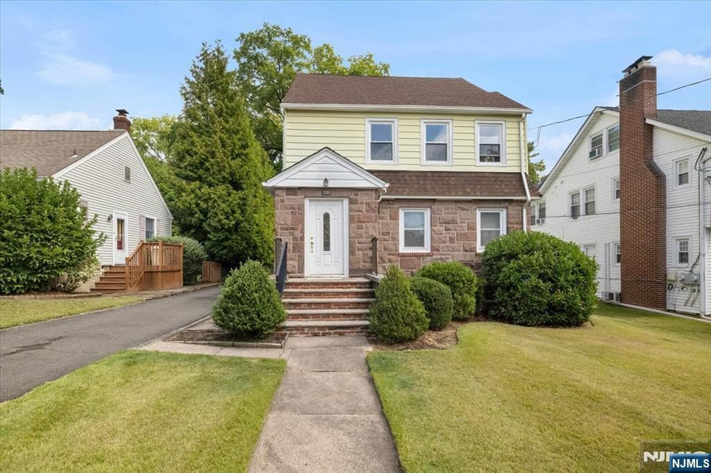 331 Gilbert St in Ridgewood, NJ - Building Photo