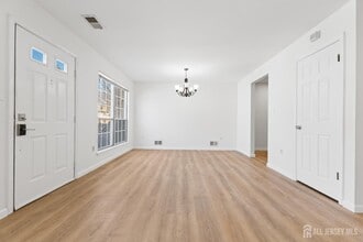 195 Darwin Ln in North Brunswick, NJ - Building Photo - Building Photo