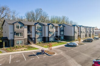 Meadow Brook Villas in Newberg, OR - Building Photo - Building Photo