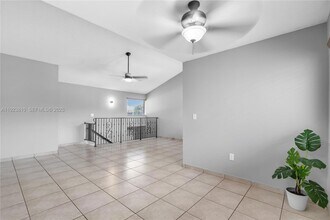 341 W Park Dr in Miami, FL - Foto de edificio - Building Photo