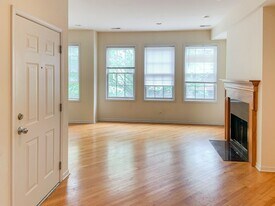 2327 N Southport Ave, Unit 3 in Chicago, IL - Building Photo