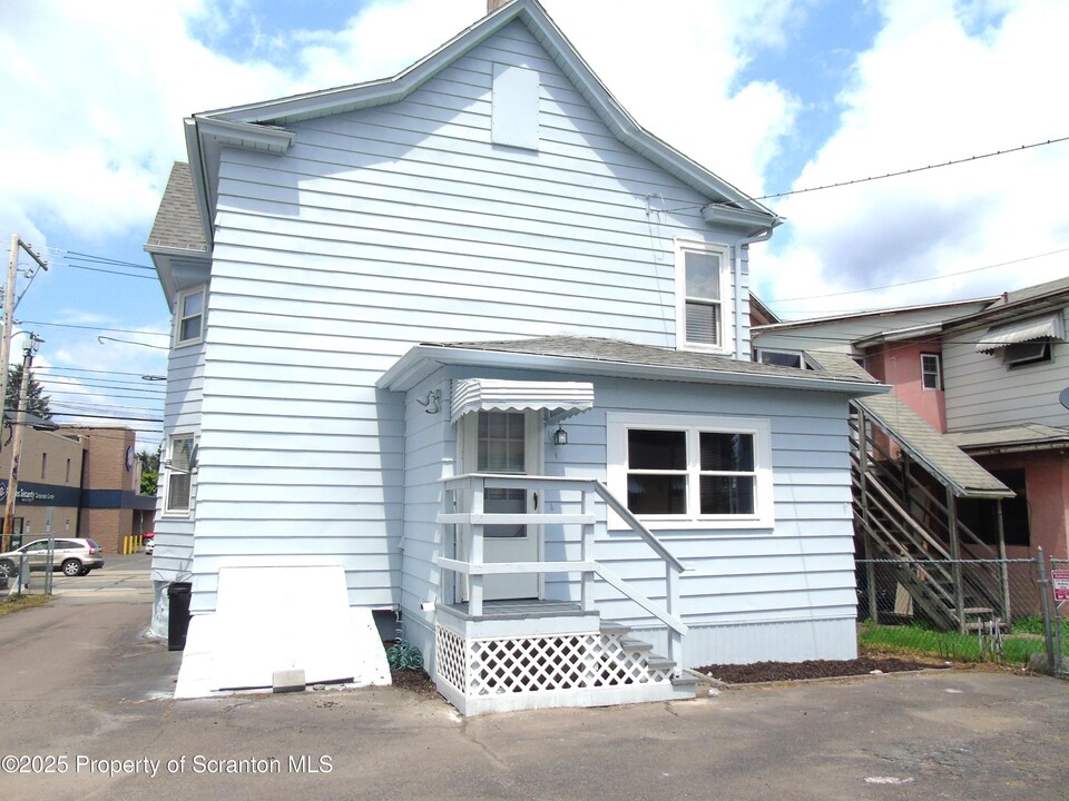 131 North Blakely Street in Dunmore, PA - Building Photo
