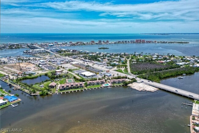 898 Buttonwood Dr in Fort Myers Beach, FL - Building Photo - Building Photo