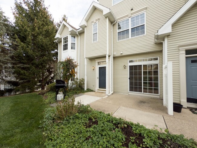 65 Wildflower Ln in Morristown, NJ - Building Photo - Building Photo