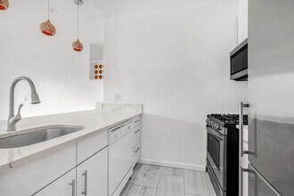 150-156 W 56th St in New York, NY - Building Photo - Building Photo