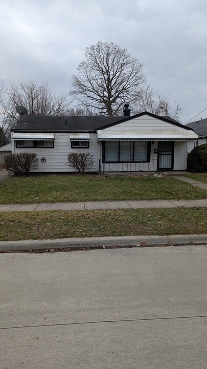 1524 E Greig Ave in Madison Heights, MI - Foto de edificio