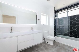 1856 S Curson Ave in Los Angeles, CA - Foto de edificio - Building Photo