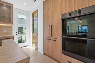 1161 Stearns Dr in Los Angeles, CA - Foto de edificio - Building Photo