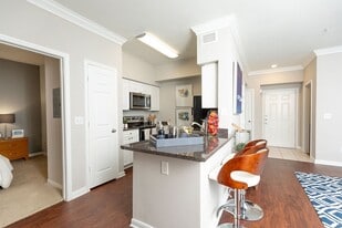 2800 Wilcrest Dr in Houston, TX - Building Photo