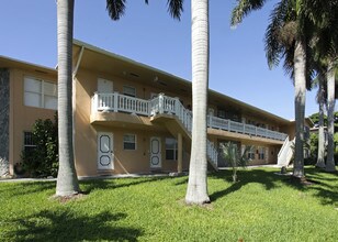 1060 NE 78th Dr in Miami, FL - Foto de edificio - Building Photo