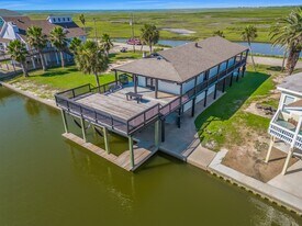 4907 Jolly Roger Rd in Jamaica Beach, TX - Building Photo