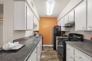 Villa Toscana in Phoenix, AZ - Building Photo