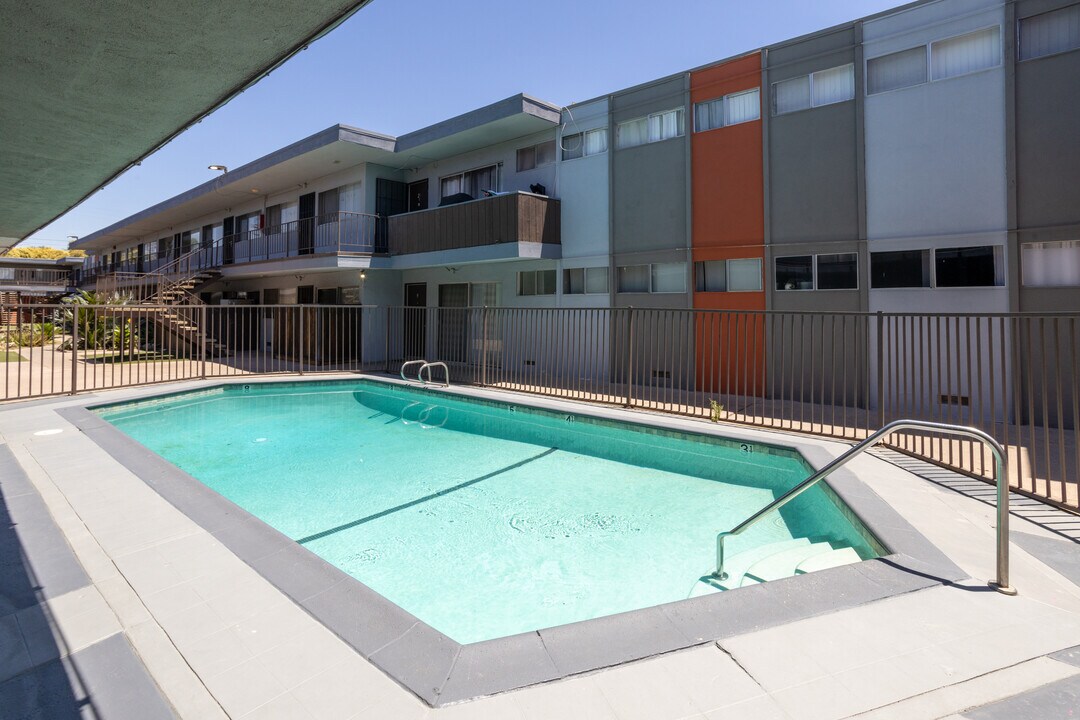 Saticoy 12 Apartments in Van Nuys, CA - Foto de edificio
