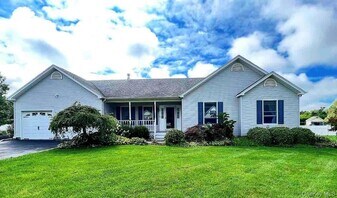 119 Vineyard Way in Aquebogue, NY - Building Photo