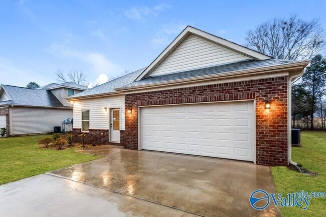 611 White Oak Cir in Lincoln, AL - Foto de edificio - Building Photo