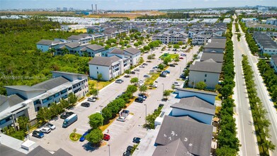 8175 NW 104th Ave in Doral, FL - Foto de edificio - Building Photo