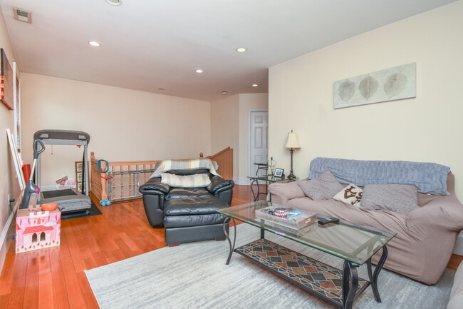 431 Faneuil St, Unit 2C in Boston, MA - Building Photo - Building Photo