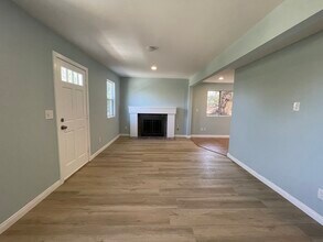 6818 Santa Susana Pass Rd in Simi Valley, CA - Foto de edificio - Building Photo