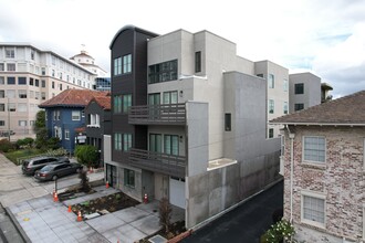 2970 Summit St in Oakland, CA - Building Photo - Building Photo