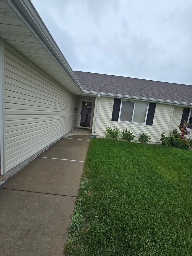 property at 905 Larayne Ln