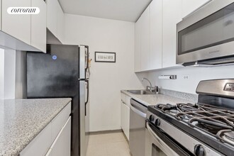 270 W 17th St in New York, NY - Building Photo - Building Photo