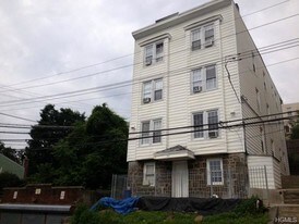 211 Sommerville Place in Yonkers, NY - Building Photo