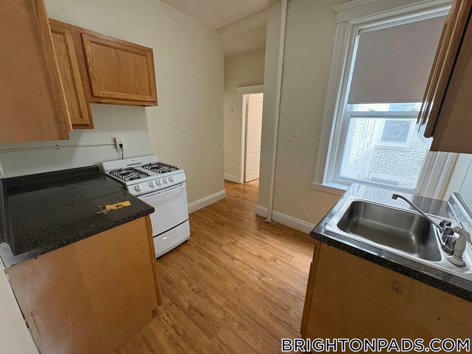 9 Egremont Rd in Boston, MA - Building Photo