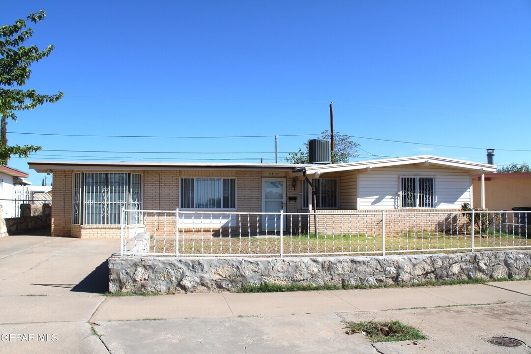 5613 Wadsworth Ave in El Paso, TX - Building Photo