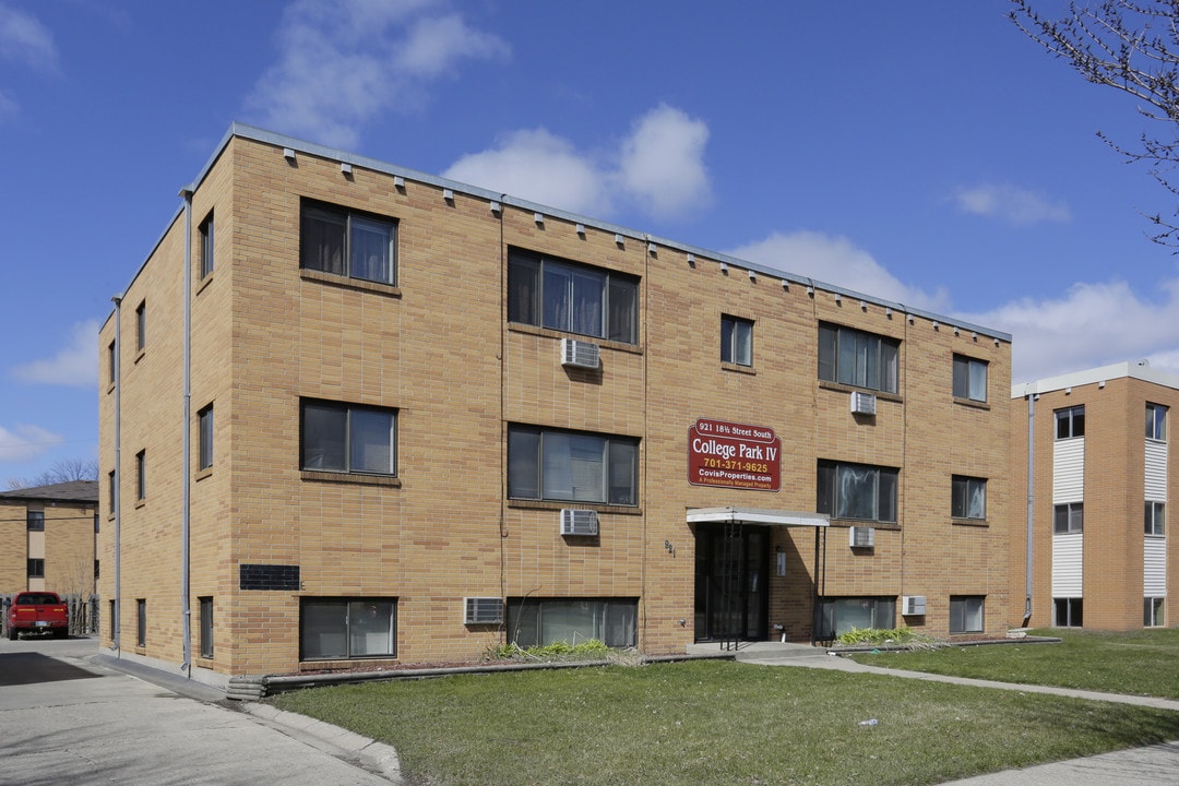 921 18 1/2 St S in Moorhead, MN - Foto de edificio