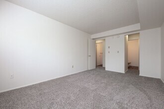 Crestview West Apartments in Federal Way, WA - Building Photo - Building Photo