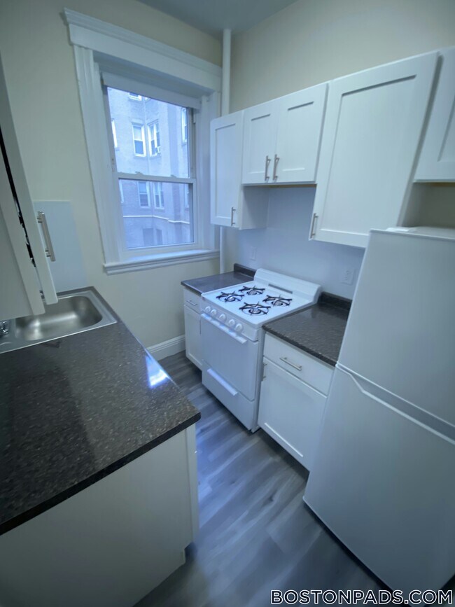 1175 Boylston St, Unit 3 in Boston, MA - Foto de edificio - Building Photo