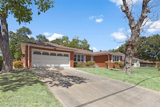 1205 Lauraine St in Brenham, TX - Foto de edificio - Building Photo