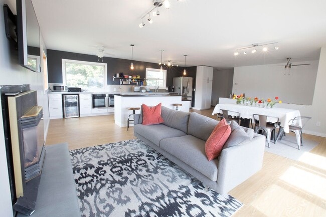 property at 1103 S Pinecrest Dr