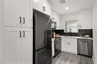 1704-1710 Hanford Dr in San Diego, CA - Building Photo - Building Photo