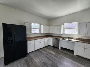 6103 Lacey Oak Dr in Hitchcock, TX - Building Photo - Building Photo