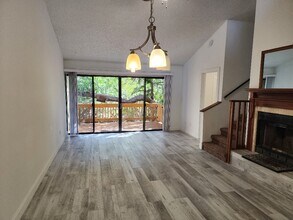 627 Glendevon Dr in New Smyrna Beach, FL - Foto de edificio - Building Photo