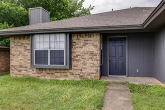 3422 Heritage Ln in Forest Hill, TX - Building Photo - Building Photo