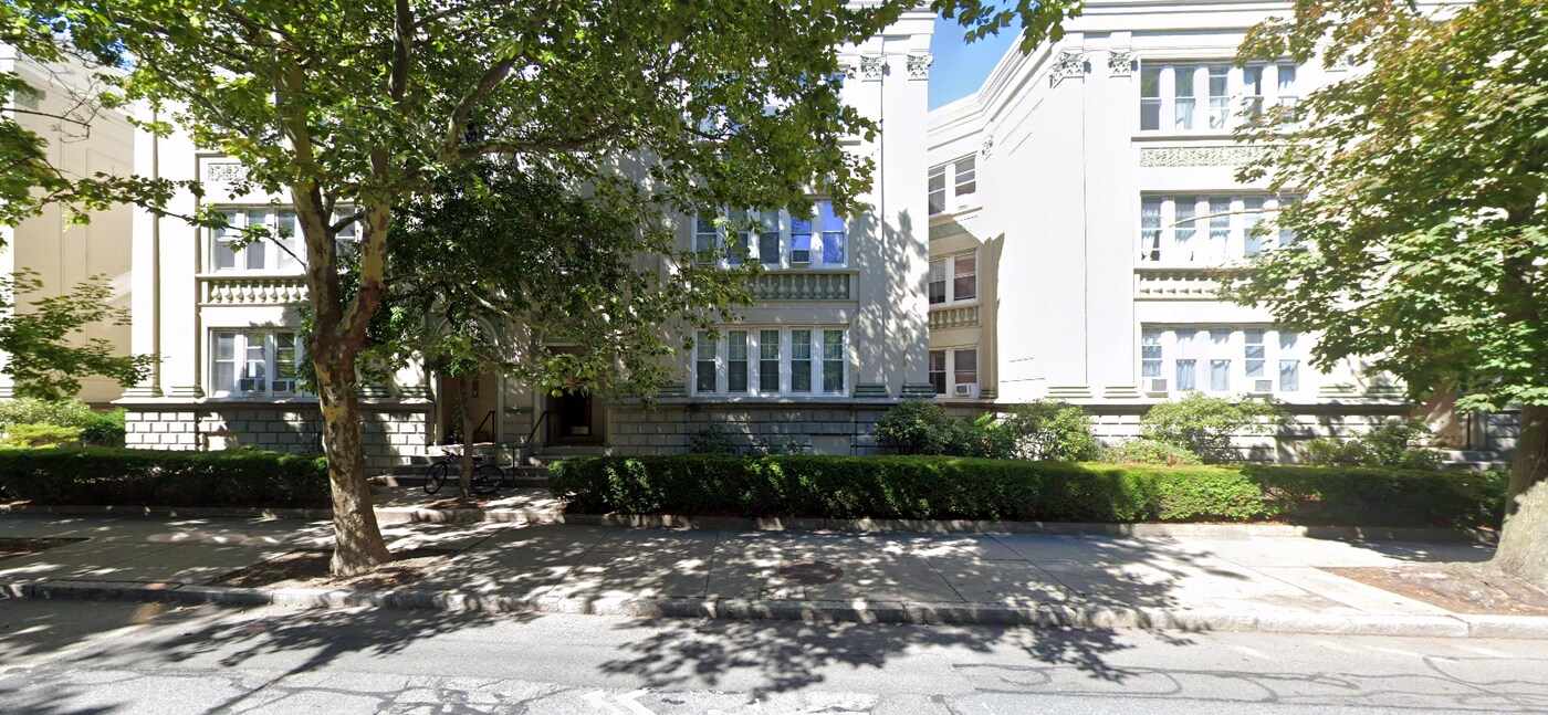 324 Saint Paul St, Unit 2 in Brookline, MA - Building Photo