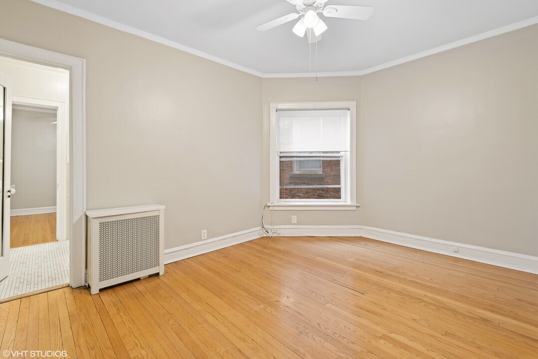 1322 W Sherwin Ave in Chicago, IL - Building Photo