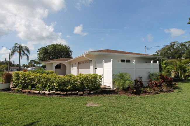 5522 Yorkshire Way in Sarasota, FL - Building Photo - Building Photo