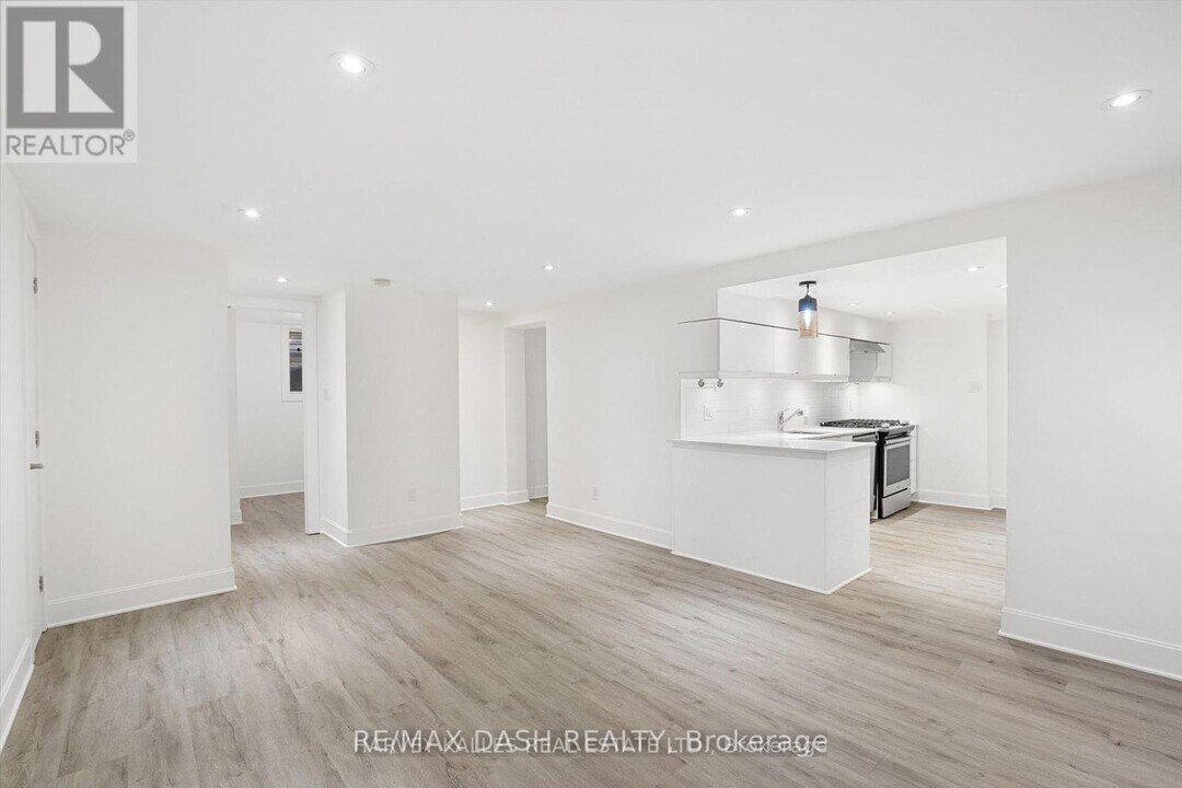 263 Boston Ave in Toronto, ON - Building Photo