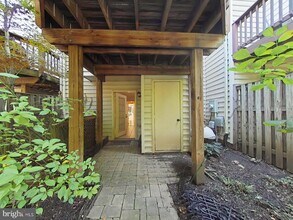 5503 Whitley Park Terrace in Bethesda, MD - Foto de edificio - Building Photo