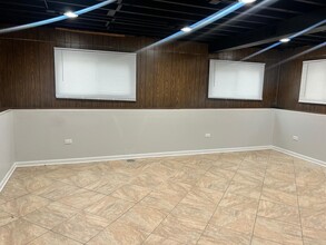 1324 Leslie Ln E in Glendale Heights, IL - Foto de edificio - Building Photo