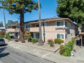 Robles apartments in Menlo Park, CA - Building Photo - Building Photo