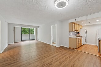5911 Edsall Rd, Unit 403 in Alexandria, VA - Building Photo - Building Photo
