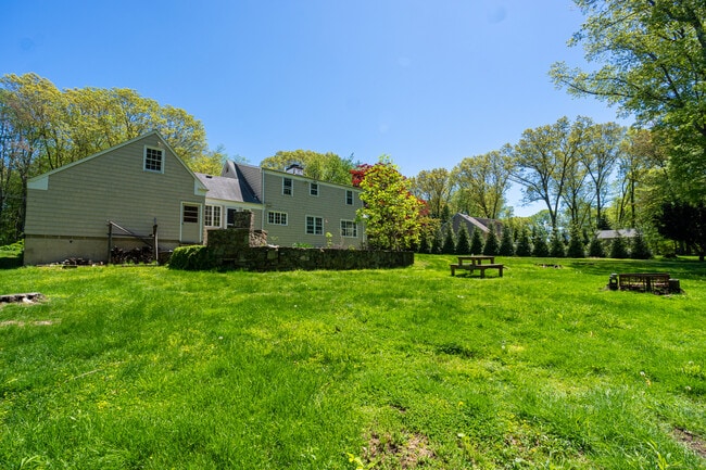 312 Fairlea Rd in Orange, CT - Building Photo - Building Photo