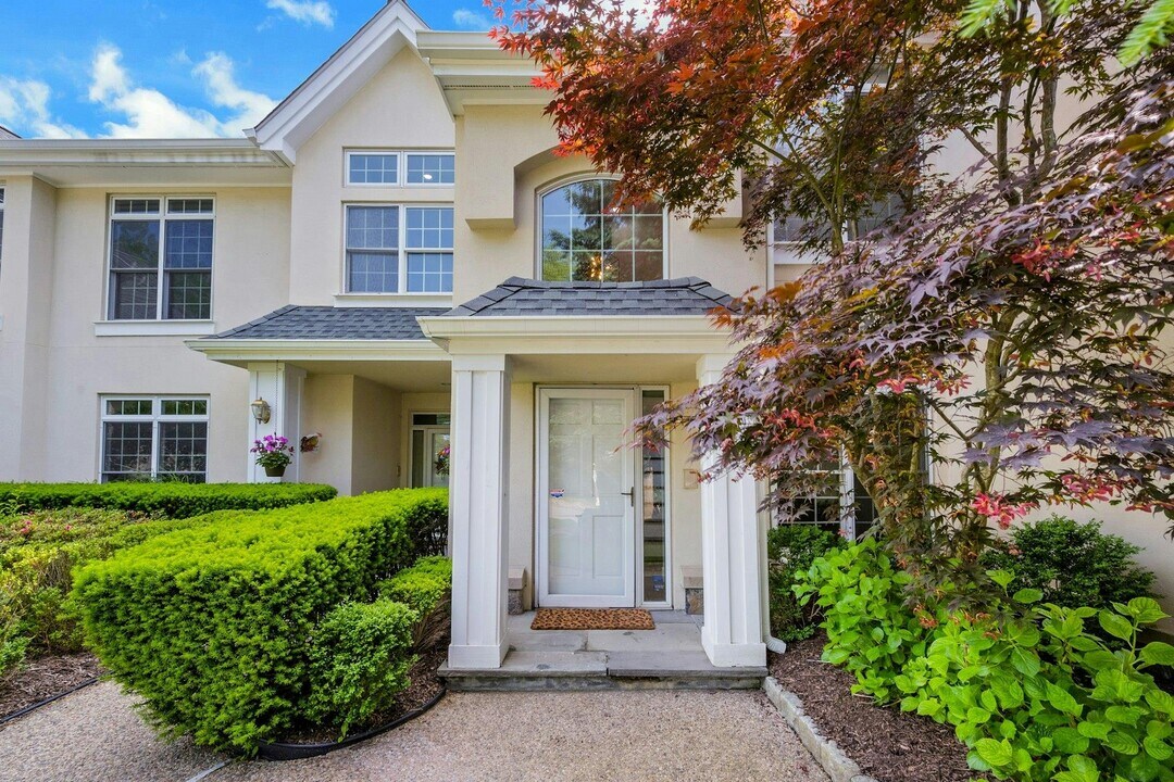 92 Doral Greens Dr W in Rye Brook, NY - Building Photo