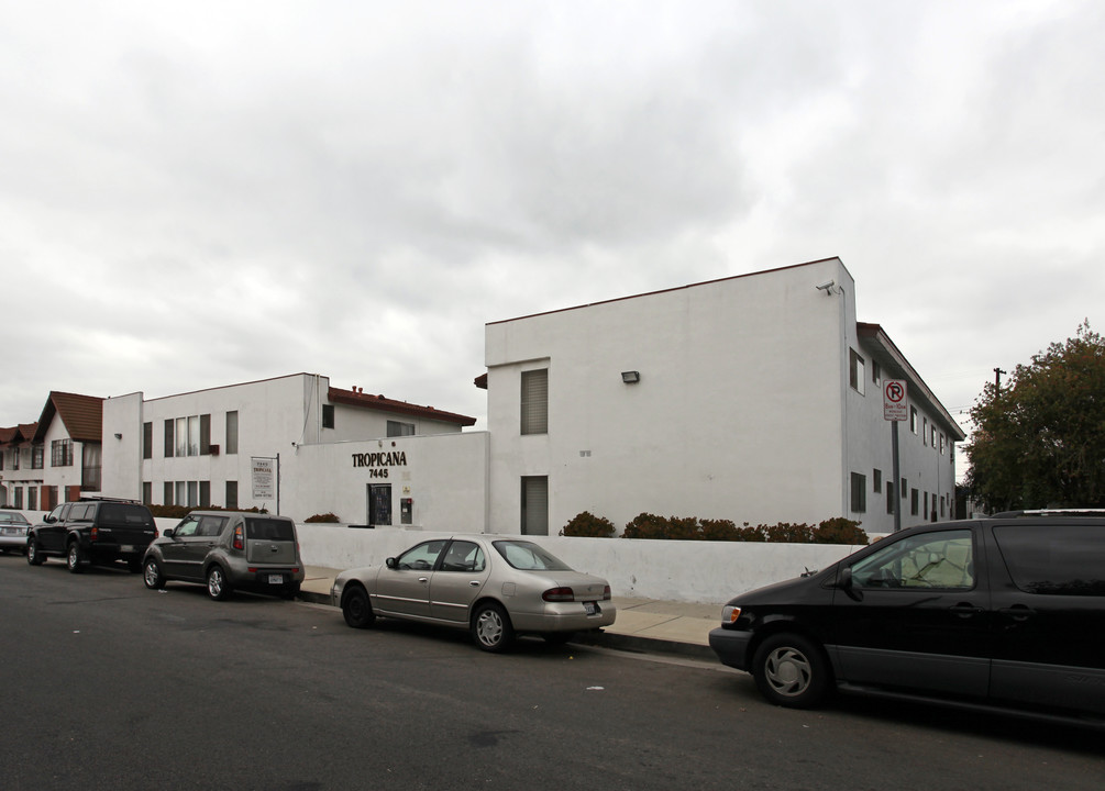 Tropicana in Reseda, CA - Building Photo