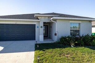 111 Naomi Pl in Rotonda West, FL - Building Photo