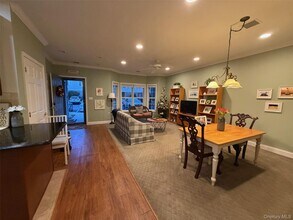 117 Pond View Dr in Port Washington, NY - Building Photo - Building Photo